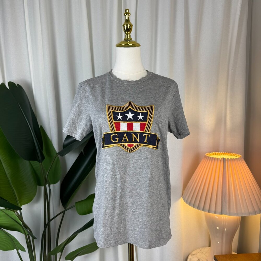 GANT Embroidered Crest Logo Graphic Heritage Tee Shirt Medium